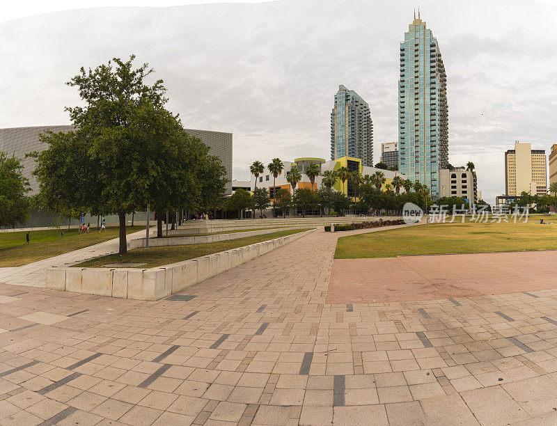 从柯蒂斯·希克森海滨公园(Curtis Hixon Waterfront Park)远眺坦帕市中心的天际线。超大，高分辨率的拼接全景图。